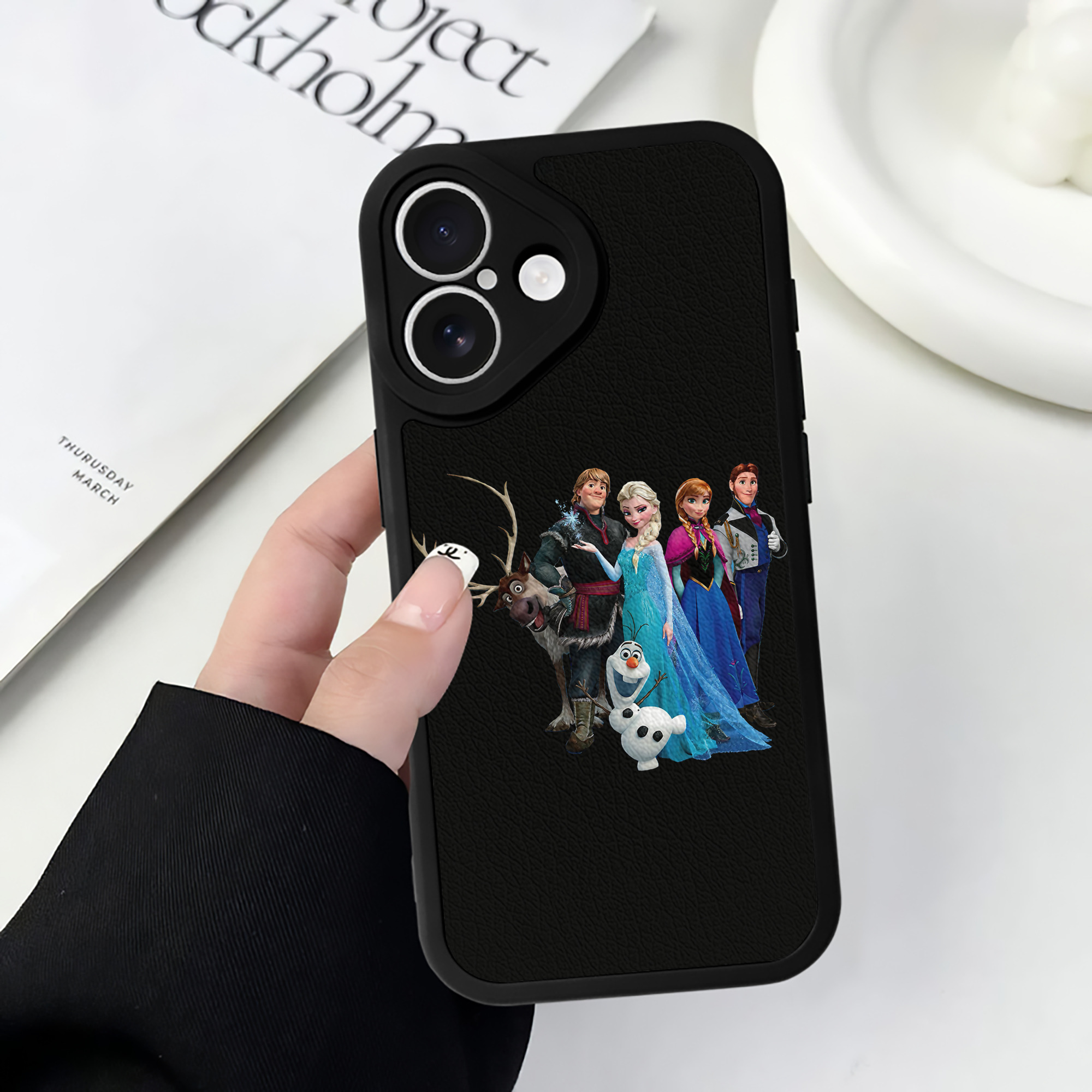 （画像用） アナと雪の女王 アンナ エルサ Frozen Anna Elsa 【iPhone 16シリーズ対応】シリコンスマホケース（レザー調） 材質：シリコン